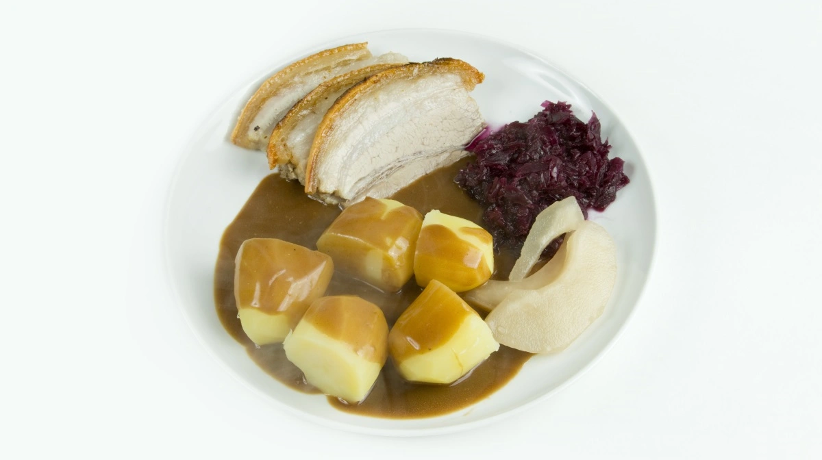 Danskerne holder af traditionel mad, viser undersøgelse. For eksempel som her flæskesteg med brun sovs og kartofler. Foto: Colourbox