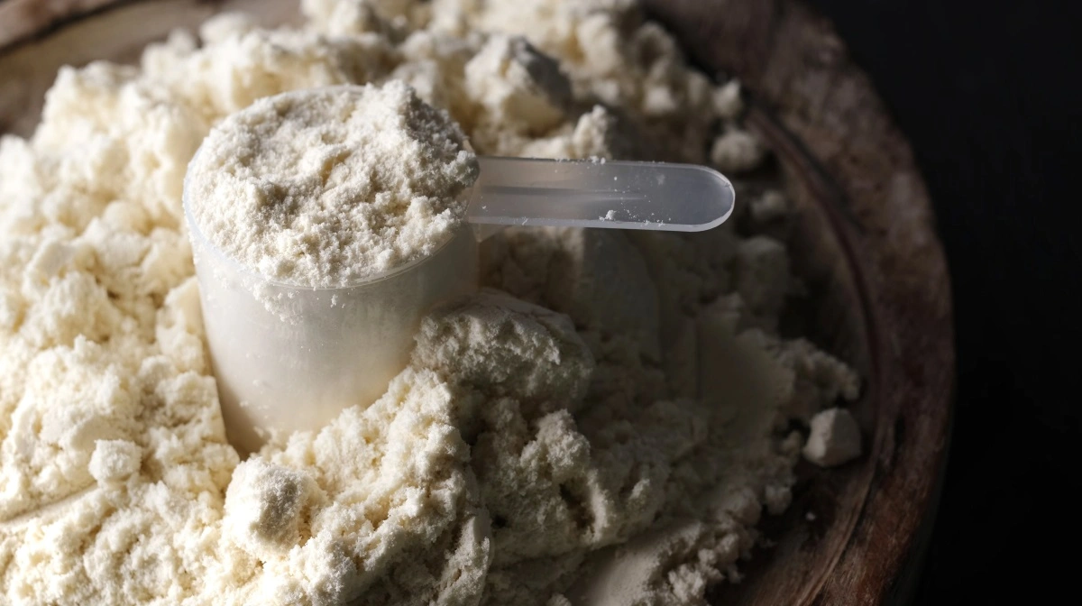 Forskerne skal finde nye veje til at udnytte gær, bakterier og svampe til at producere mælkeproteinet kasein for at lette klimatrykket fra animalske fødevarer. Foto: Colourbox.