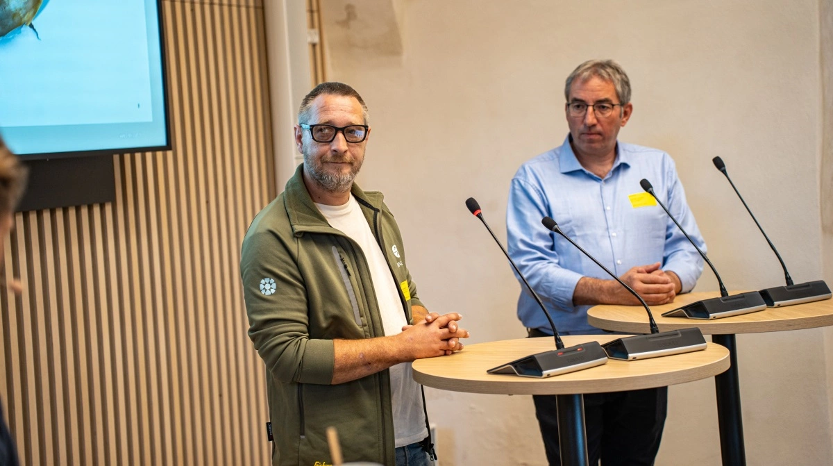 Fællestillidsrepræsentant Jesper Eilschou (tv.) og mælkeproducent Jørn Kjær Madsen (th.) var blandt oplægsholderne på Grøn Topart-konferencen, hvor de pegede på udfordringerne med arbejdskraft, uddannelse og arealer i forbindelse med Grøn Trepart. Fotos: Alexander Dornwirth