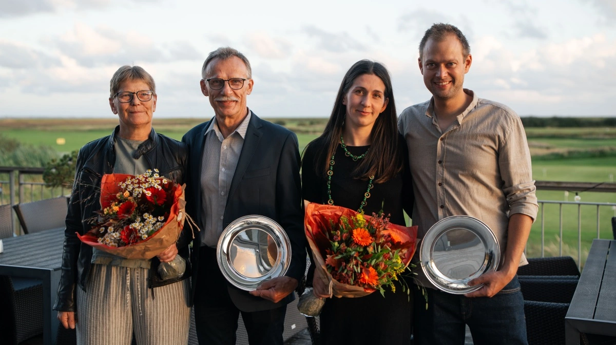 Der blev uddelt tre sølvfade for livsydelse. Anders Peder Bang, Ejby (tv.) og Morten Dalby Jensen, Hovborg (th.) - begge fotograferet med deres hustruer. Her foruden modtog Hans Jørgen P. Fisher, Christiansfeld også et sølvfad. Fotos: Mads Klitgaard Olesen, VikingDanmark