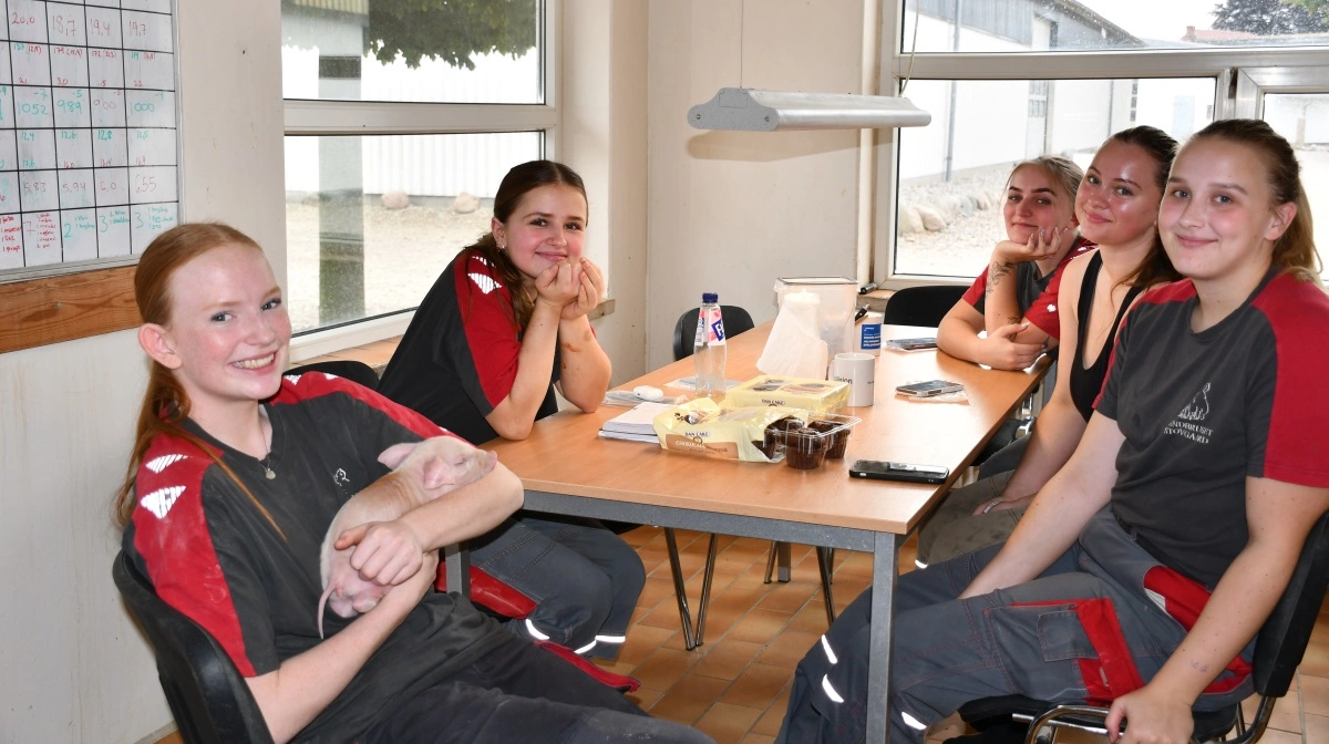 Fra venstre: Sara Carmen Winther (17), Agnes Johansen (18), Emma Flora Petersen (23), Silje Nielsen (20) og yderst til højre Mira Hansen Albæk (18). Fotos: Camilla Bønløkke