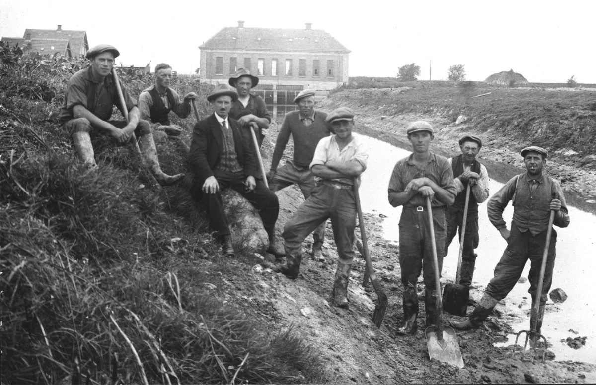 Billede fra Ryde Å. Omkring 80 år inden Danske Vandløb blev oprettet, skete der en større regulering og udgravning på Lolland for at sikre bedre afvanding. Helge Danneskiold-Samsøe afvander ud til Ryde Å, der mange steder er rettet ud, og som længere nedstrøms består af en gravet pumpekanal ud til en kunstig pumpestation. Helge Danneskiold-Samsøe vil fortsætte sit arbejde for at forhindre de omkringliggende arealer i at blive oversvømmet. Foto: Højreby Lokalhistoriske Arkiv.
