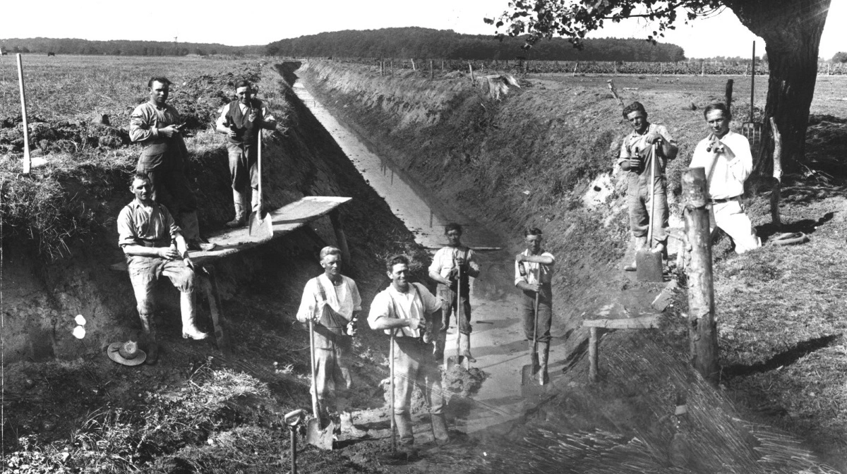 Billede fra Ryde Å. Omkring 80 år inden Danske Vandløb blev oprettet, skete der en større regulering og udgravning på Lolland for at sikre bedre afvanding. Helge Danneskiold-Samsøe afvander ud til Ryde Å, der mange steder er rettet ud, og som længere nedstrøms består af en gravet pumpekanal ud til en kunstig pumpestation. Helge Danneskiold-Samsøe vil fortsætte sit arbejde for at forhindre de omkringliggende arealer i at blive oversvømmet. Foto: Højreby Lokalhistoriske Arkiv.