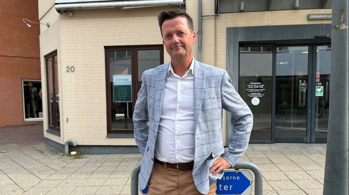 Peter Jørgensen, landbrugschef i SJF Bank, pointerer, at det er vigtigt, banken engagerer sig i lokalområderne. Her står han foran afdelingen i Næstved. Fotos: Jesper Hallgren
