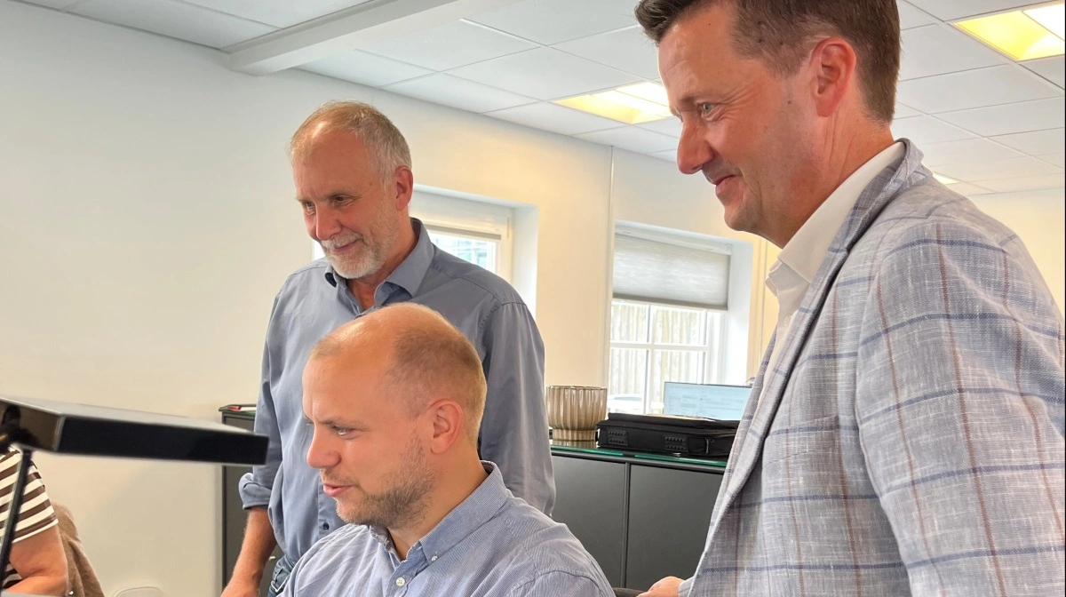 Landbrugschef Peter Jørgensen (th) med to af medarbejderne på landbrugsholdet, Boye Jensen (tv) og Martin Thykjær.