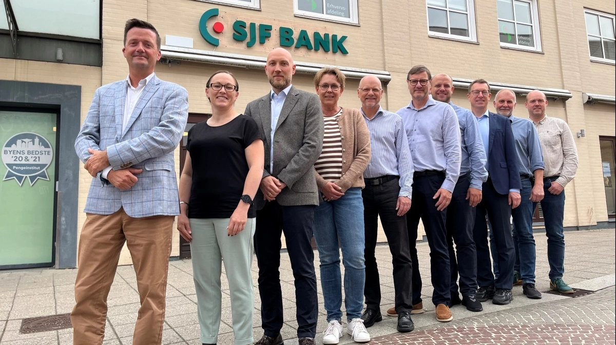 Det store landbrugshold i SJF Bank, der én gang om ugen samles i Næstved: Fra venstre: Landbrugschef Peter Jørgensen, Randi Truelsen (tilknyttet Næstved-afdelingen), Mads Bryde Brasen Nilsen (Holbæk), Lene Lynge Dam (Nykøbing F.), Stig Warming (Holbæk), Thomas Lindgreen (Holbæk), Martin Thykjær (Næstved), Jens Dissing Odgaard (Holbæk), Boye Jensen (Næstved) og Morten Bachevold Jørgensen (Nykøbing F.). Brian Kristoffersen (Odense) tiltræder først den 22. september og er derfor ikke med på billedet.