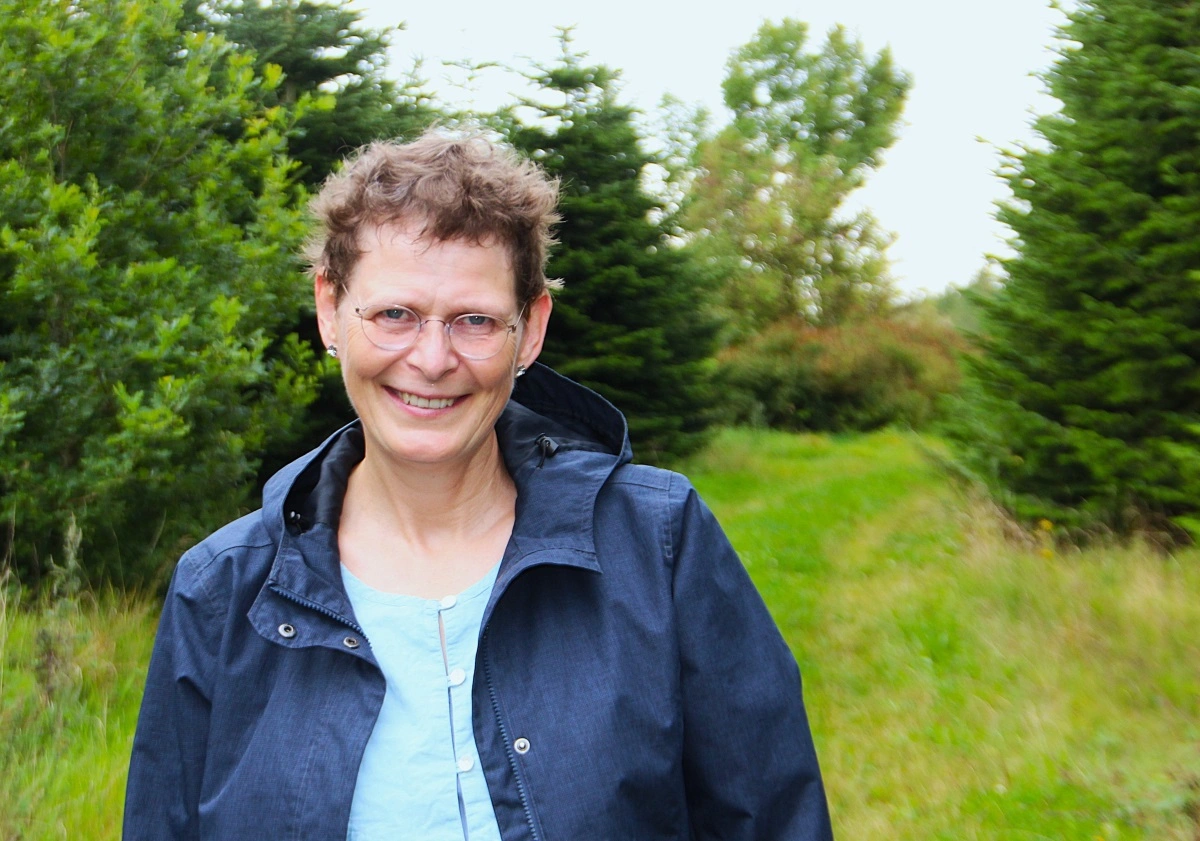 Karen Thodberg er biolog og adfærdsforsker. Hendes vej ind i hundenes verden er gået via studier af interaktioner mellem dyr og mennesker og særligt terapidyr.