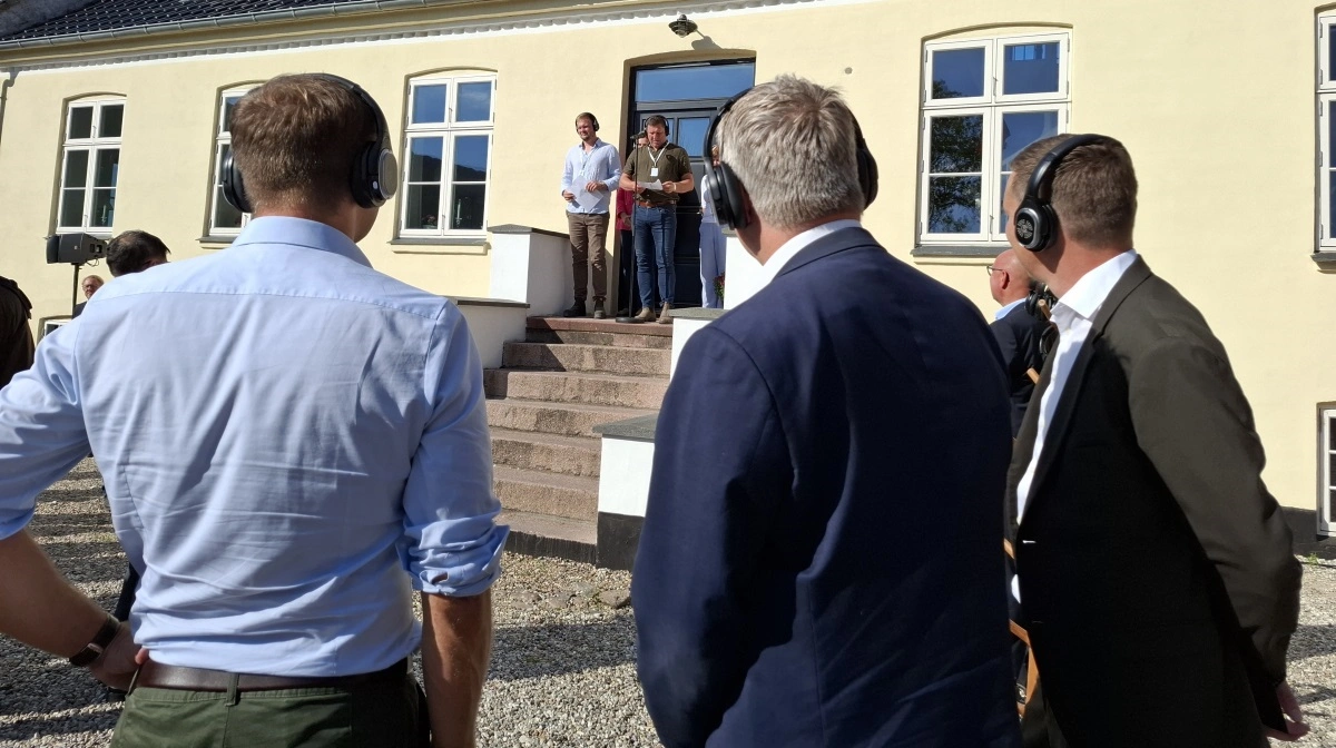 Kommissær, minister og L&F-formand lytter til Familien Stranges velkomst i Kirkerup. Foto: Michael Strandfelt. 