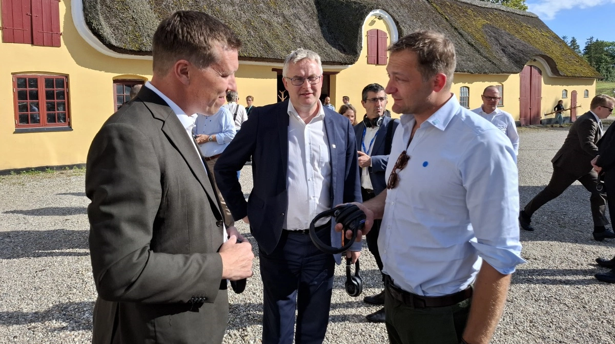 Søren Søndergaard forsøgte at få støtteloftet på dagsordenen over for kommissær Christophe Hansen. Foto: Michael Standfelt.