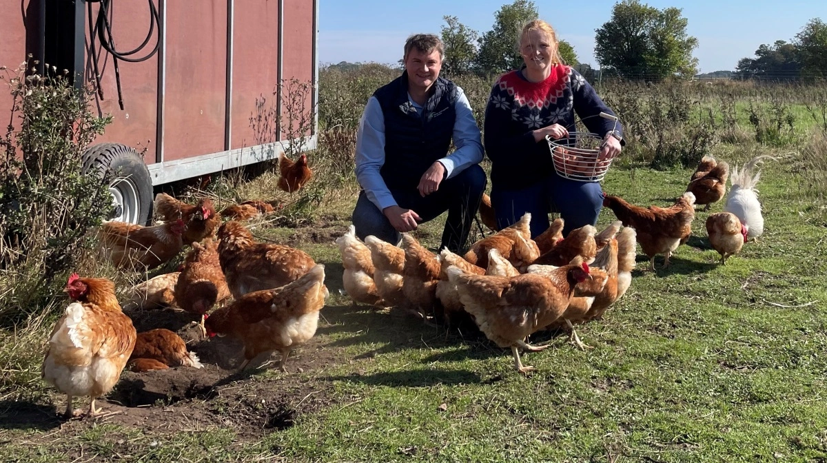 Morsø Landbrugsskole på Nordic Food College udbyder nu fjerkræproduktion  som en del af landbrugsuddannelsens hovedforløb. Her ses forstander Jonas Lundgren Korsgaard og faglærer Stine Holst Løkkegaard Kvejborg fra Nordic Food College. Pressefoto
