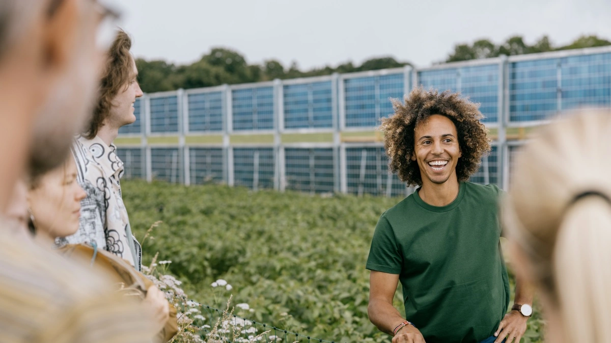 Forsøget med bifaciale solceller har været undervejs i et stykke tid. Her ses ph.d.-studerende Kamau Lindhardt fra Institut for Agroøkologi ved Aarhus Universitet foran de vertikale solceller. Foto: Aarhus Universitet