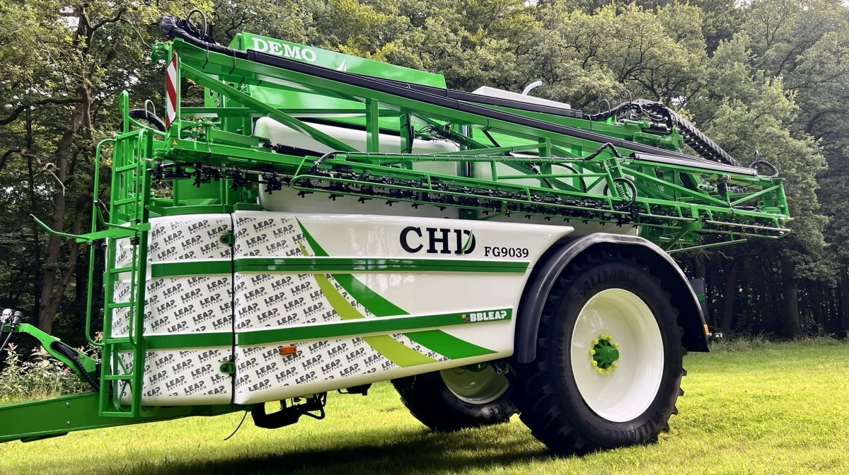 Sprøjten, som man kan se nærmere på eller prøve på egen mark, er en CHD FG9039 i LeapEdition, som har et tankindhold på 9.300 liter plus rentvandstank.