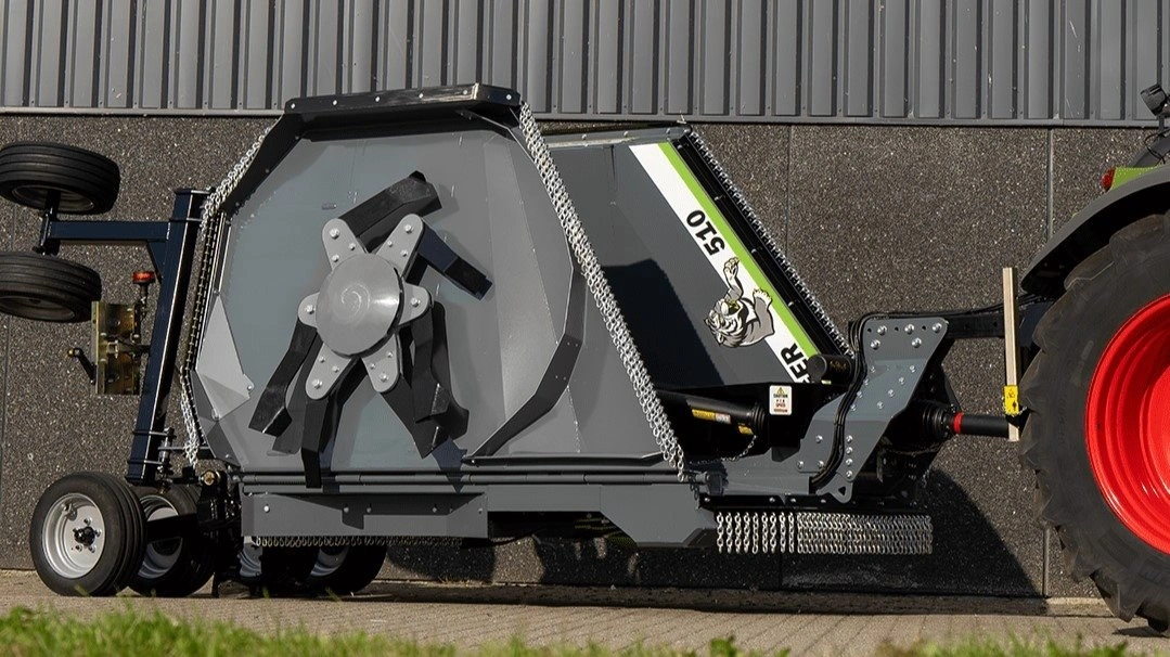 Den nye Tiger fra GreenTec er ophængt i liftarmene, og det giver en række fordele. Foto: GreenTec