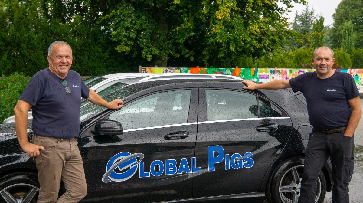 Fra venstre: Torben Lundsgaard og Johan Kjær driver Global Pigs i Brande, der netop har indgået en leveringsaftale på 100.000 slagtesvin det næste år med Danish Crown. Fotos: Søren Nørgaard