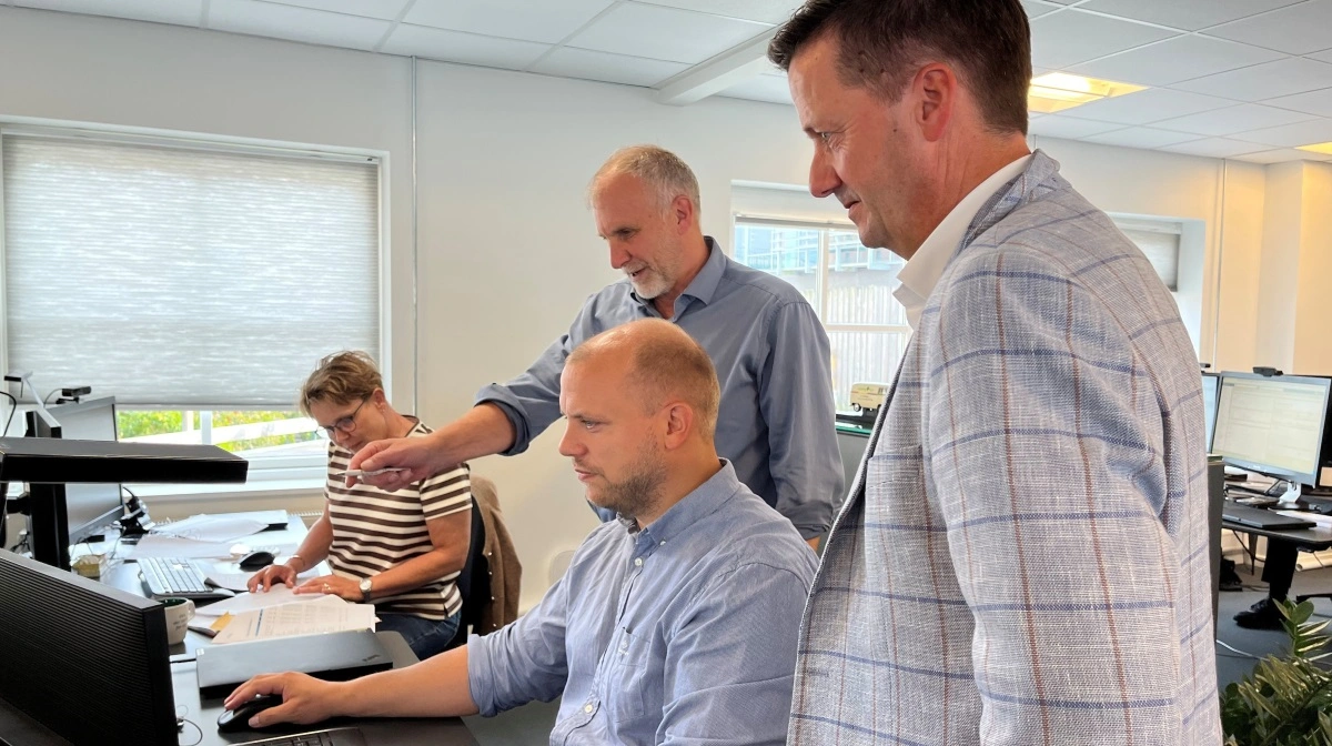 Landbrugschef Peter Jørgensen (th) med tre af medarbejderne på landbrugsholdet, Lene Lynge Dam (tv), Boye Jensen (i midten) og Martin Thykjær (siddende). Foto: Jesper Hallgren