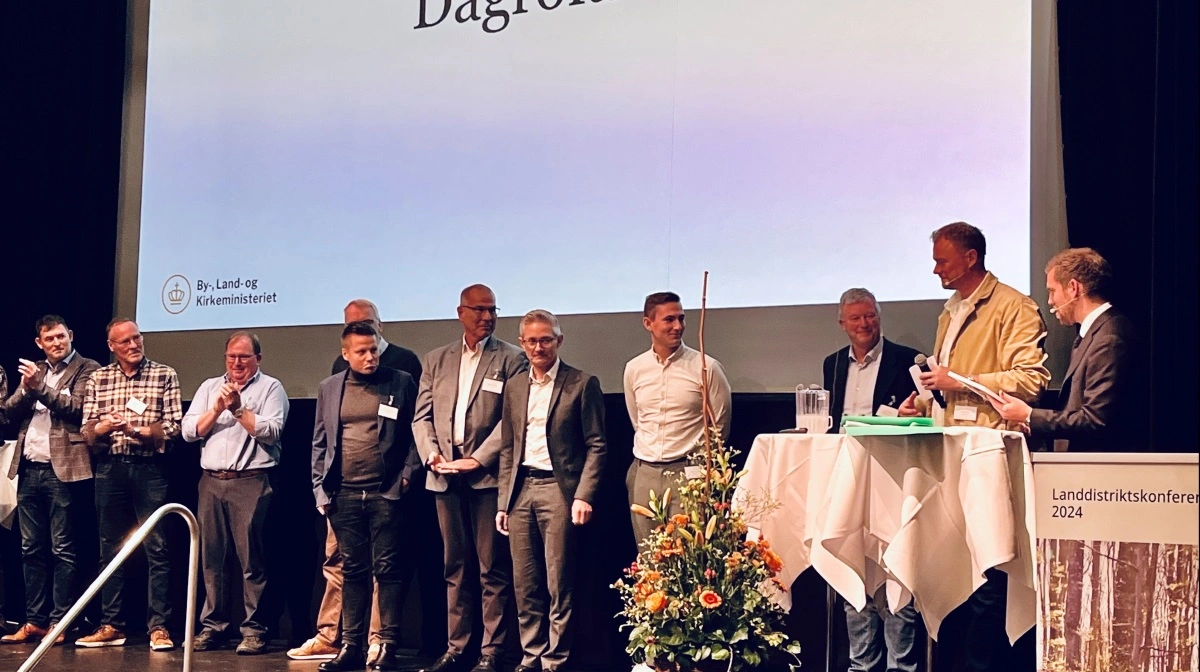 Minister for byer og landdistrikter, Morten Dahlin(V) er en vant gæst ved arrangementer udenfor byerne. Her ses han (længst til højre) ifm. uddelingen af  en pris ved sidste års landdistriktskonference. arkivfoto