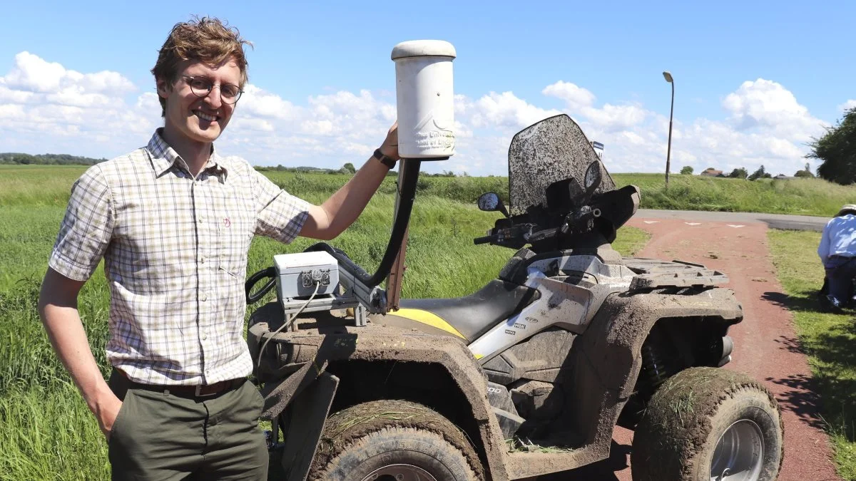 Denne ATV kan drøne ned gennem marken med høj fart og samtidig registrere og kortlægge ukrudtsarterne i marken. Herudfra kan der efterfølgende pletsprøjtes med herbicider. Det er postdoc Mads Dyrmann fra Aarhus Universitet, der viser og forsker i ukrudts-kortlægningen.