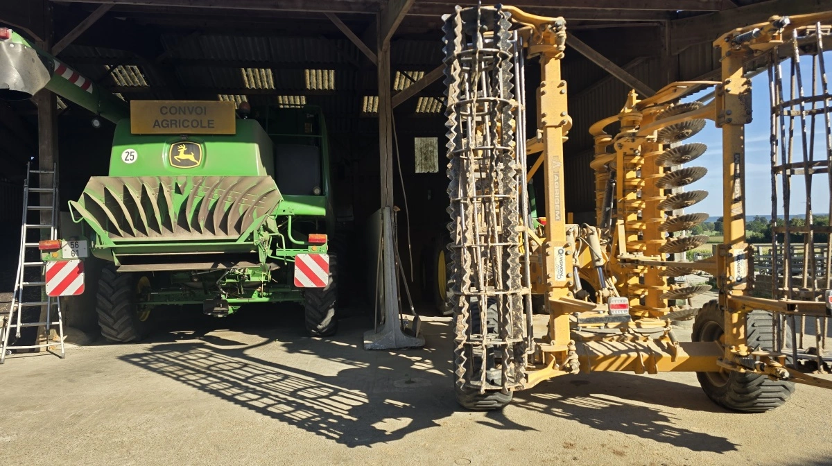 Familien har egen John Deere-mejetærsker, men ellers indgår de fleste maskiner i det lokale CUMA (maskinfællesskab med op til 10 naboer), hvorfra familien låner maskiner.