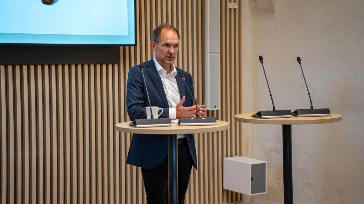 Trepartsminister Jeppe Bruus (S) åbnede på et møde med Folketingets miljøordførere for at ændre metoden til at opgøre antallet af ulve i Danmark. Arkivfoto