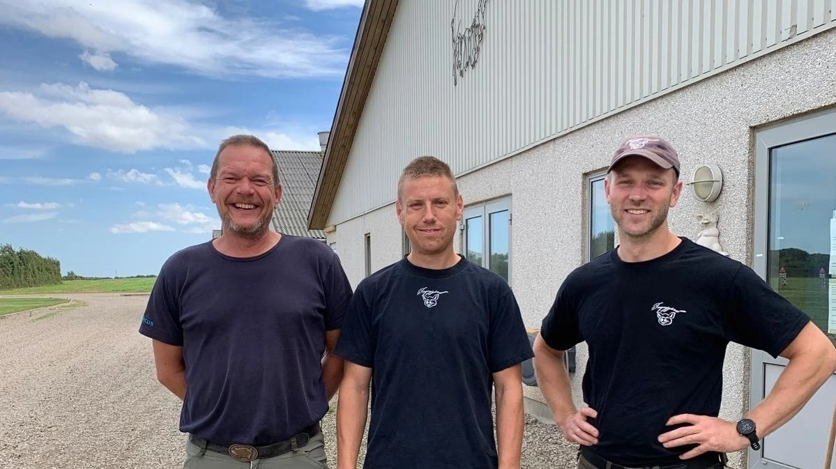 Kresten Krohn Lorensen deler ud af sine erfaringer på Topigs Norsvins seminar onsdag den 24. september 2025. Fra venstre: Dyrlæge Kristian Havn, Porcus, ejer Kresten Krohn Lorensen og driftsleder Kim Christensen. Foto: Topigs Norsvin.