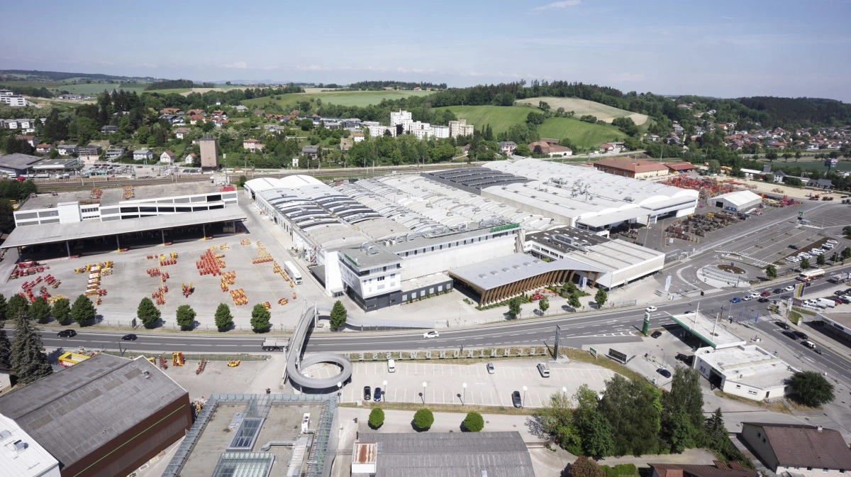 Pöttingers hovedsæde i Grieskirchen er koncernens tekniske og logistiske centrum. Trods en omsætningsnedgang på 6 procent i seneste regnskabsår fastholder virksomheden både produktion og medarbejderstab – og fortsætter udviklingen af nye maskiner til græs, jord og såteknik. Fotos: Pöttinger