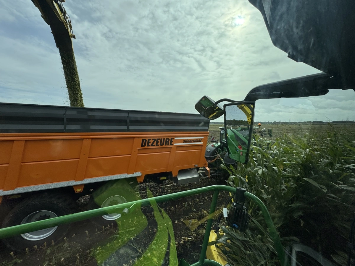 Med Machine Sync er snitterpiloten i kontrol over traktoren ved siden af - hvis det altså er en John Deere fra 6-serien eller derover. 