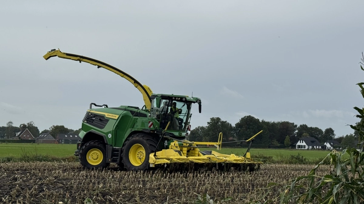 En venderadius på seks meter hænger godt sammen med et otte-rækket majsskærebord, som her på John Deere F8.600.