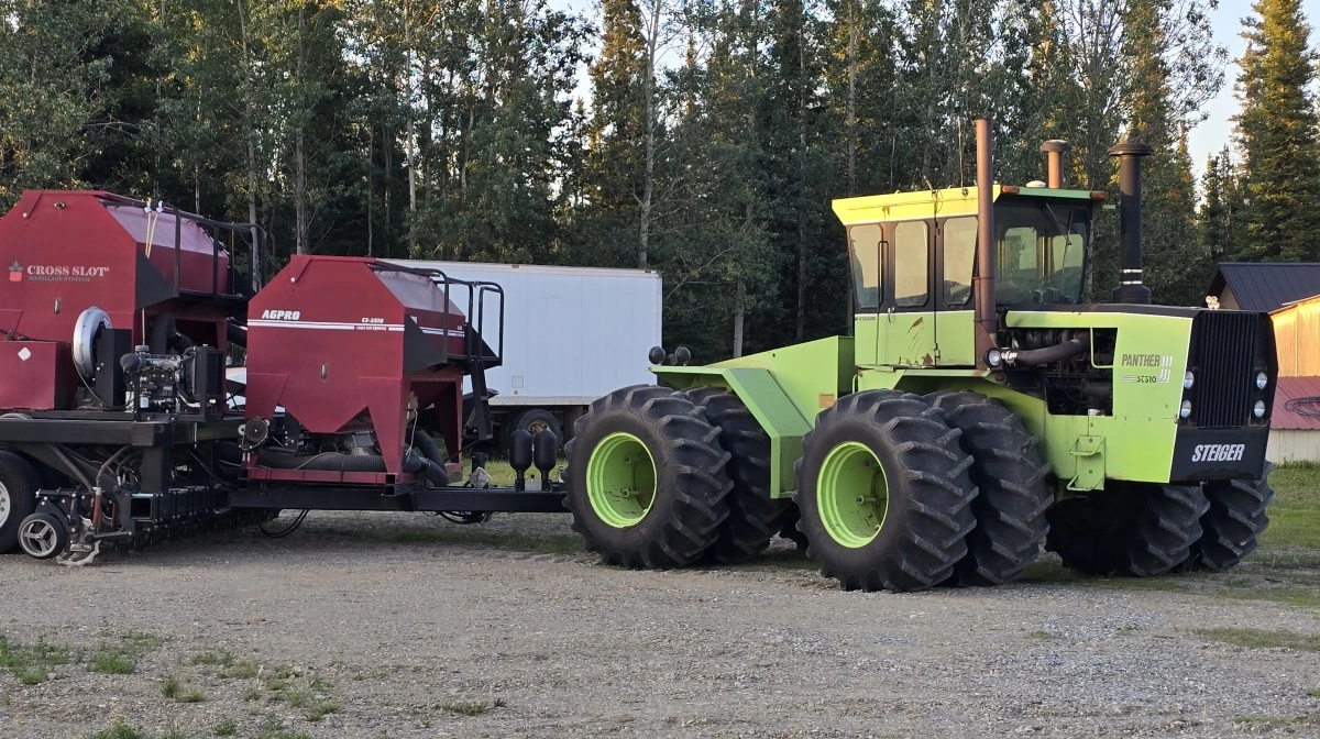 Større markmaskiner - som her hos planteavler Bryce Wrigley - er sjældne i Alaska og slet ikke så moderne som i nabolandet Canada.