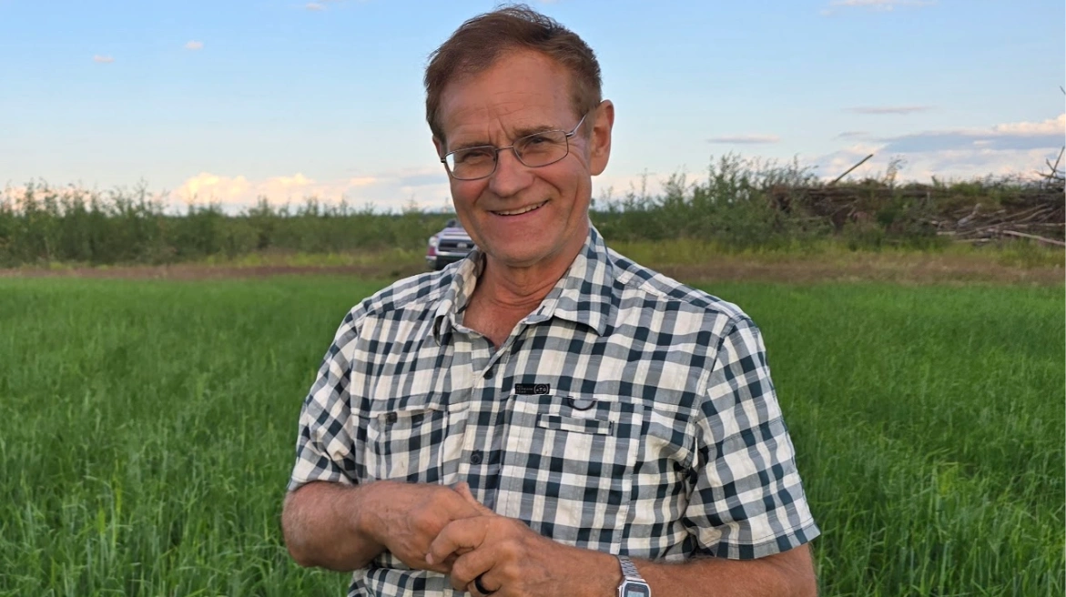 Bryce Wrigley dyrker vårsæd på et forholdsvis stort areal og forarbejder selv kornet på hans mølle Alaska Flour Compagny, da der ikke findes andre grovvarefirmaer.