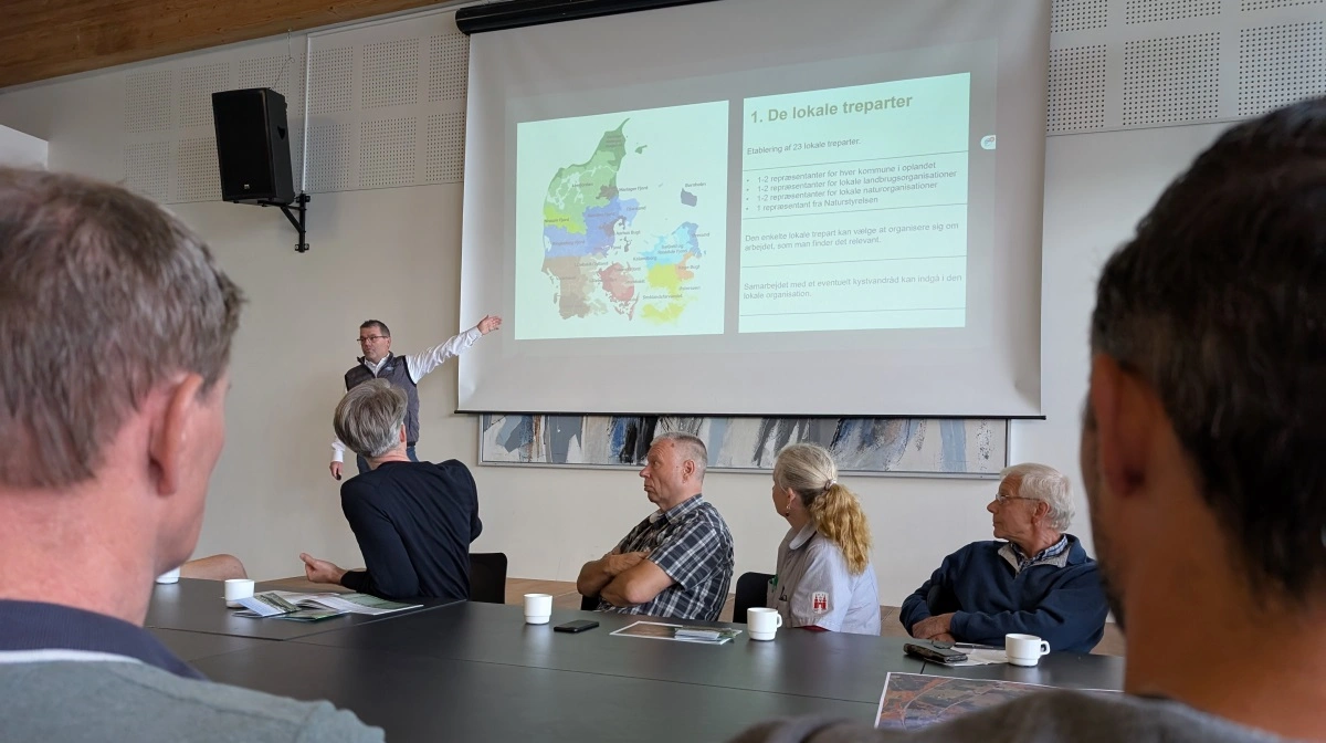 Torben Povlsen (stående) ved et af de mange trepartsmøder, der er blevet afholdt den seneste tid. Arkivfoto: Erik Hansen