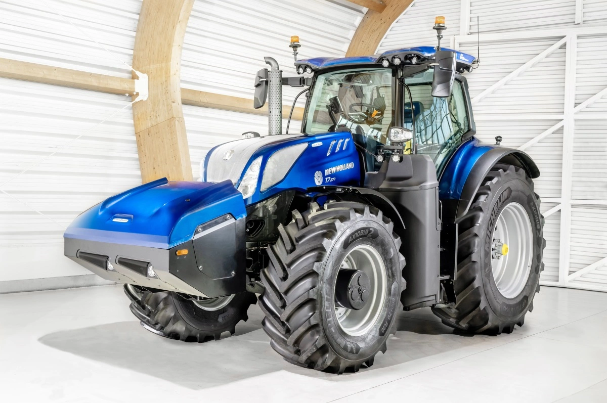 Med den såkaldte rækkeviddeforlænger i snuden kan New Holland T7.270 Methane Power medbringe op til 1.106 liter gas, svarende til 11 timers arbejde. 