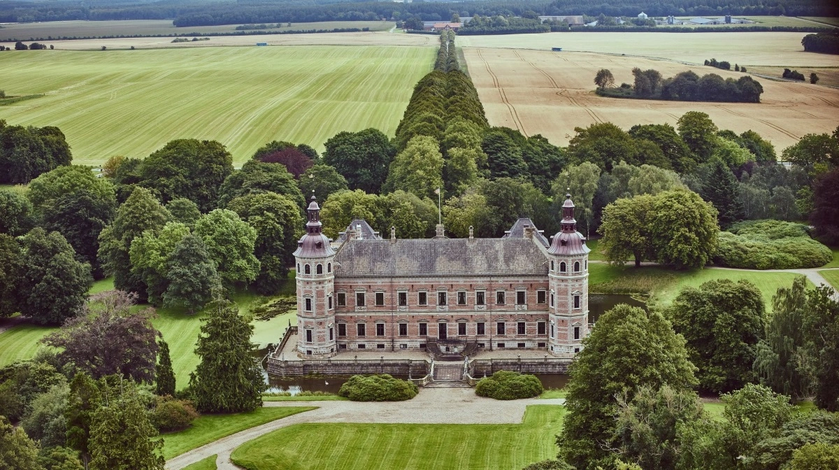Frijsenborg Slot i Favrskov er ejet af Bendt Tido Widell, der også ejer Wedellsborg Slot på Vestfyn. Foto: Wefri
