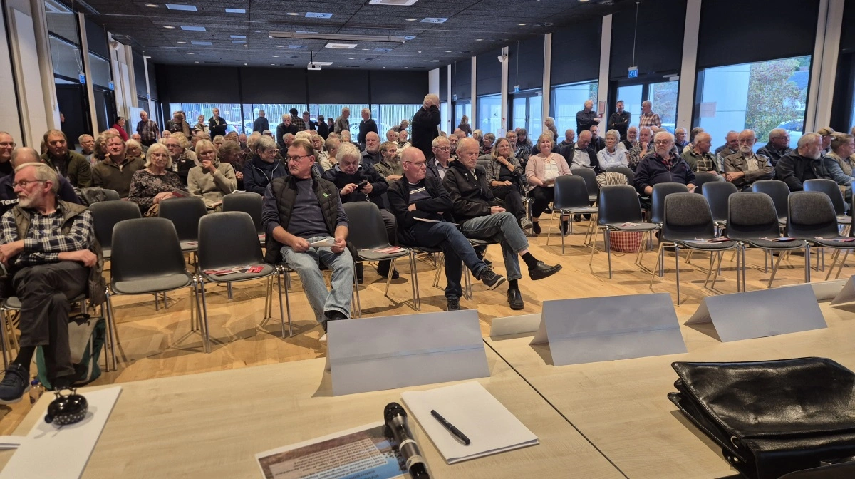 Der var så stor interesse for mødet i Brovst, at der flere gange måtte hentes ekstra stole ind. Dog gik der noget tid, inden de forreste rækker var fyldt. Fotos: Henning K. Andersen