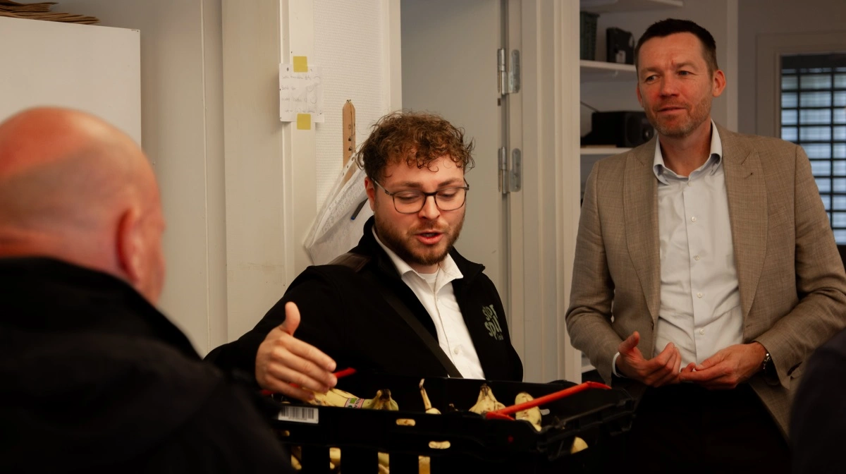 Her ses stifter af Stop Spild Lokalt Rasmus Erichsen (i midten) sammen med Michael Christensen, der er adm. direktør i Dagrofa Foodservice (til højre). Fotos: Dagrofa Food Service