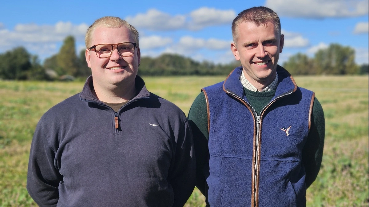 Linus Pedersen (tv) og Mikkel Folmann (th), fra henholdsvis Bornholm og Lolland, var to af de i alt 26 produktionsledere, der deltog i faglig dag om præcisionslandbrug hos Troels Pontoppidan, Faaborg. Foto: Henriette Lemvig   