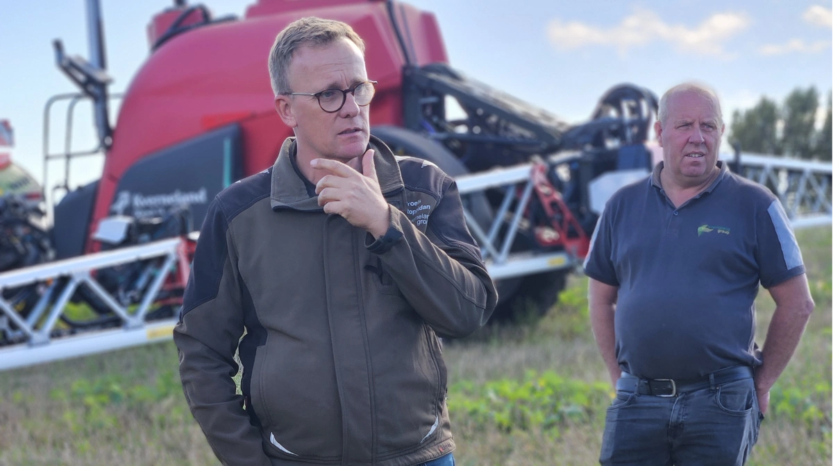 Landmand og salgsansvarlig hos Kverneland Group, Troels Pontoppidan, lagde jord til, da Dalum Landbrugsskole med produktionslederuddannelsens plantelinje havde taget en dag ud til praktisk fokus på præcisionslandbrug. I baggrunden ses servicetekniker hos Kverneland Mikael Andersen. Foto: Henriette Lemvig