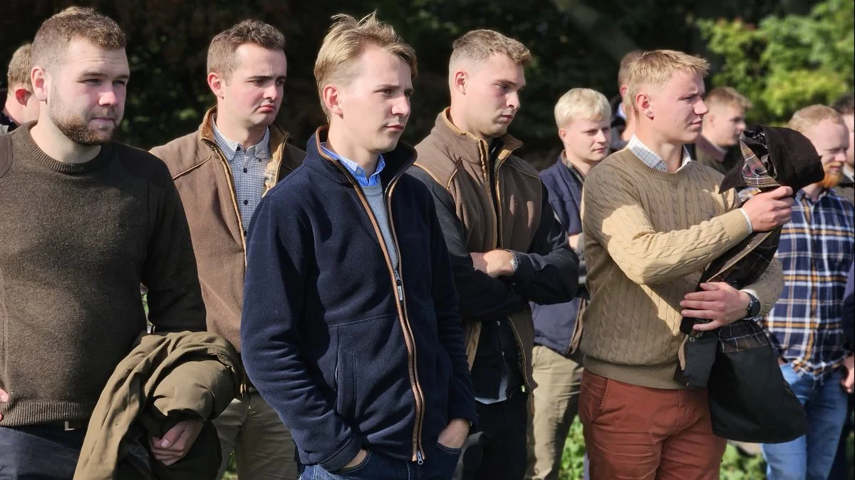 Tirsdag havde 26 elever fra produktionslederuddannelsens plantelinje på Dalum Landbrugsskole en hel dag hos landmand Troels Pontoppidan ved Fåborg. Her blev de klogere på brugen af præcisionslandbrug. Fotos: Henriette Lemvig