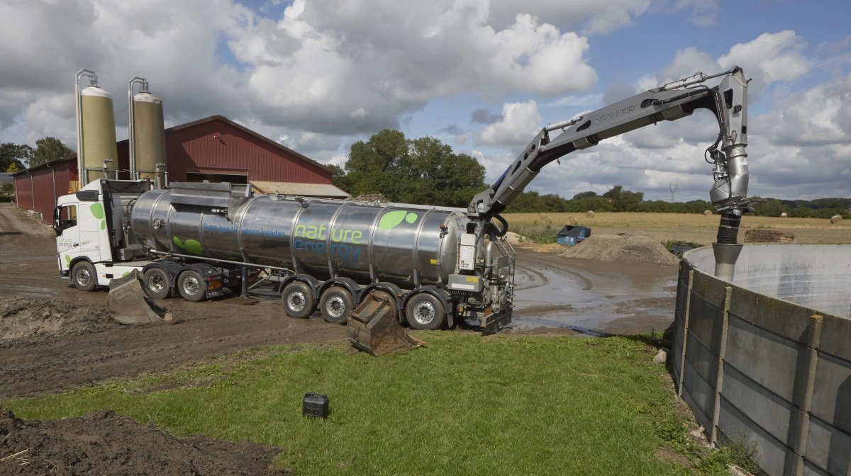 Det er særdeles vigtigt at få gyllen hurtigt ud fra stalden og hen på biogasanlægget, så den ikke ligger i stalden og afgasser. Arkivfoto: Erik Hansen