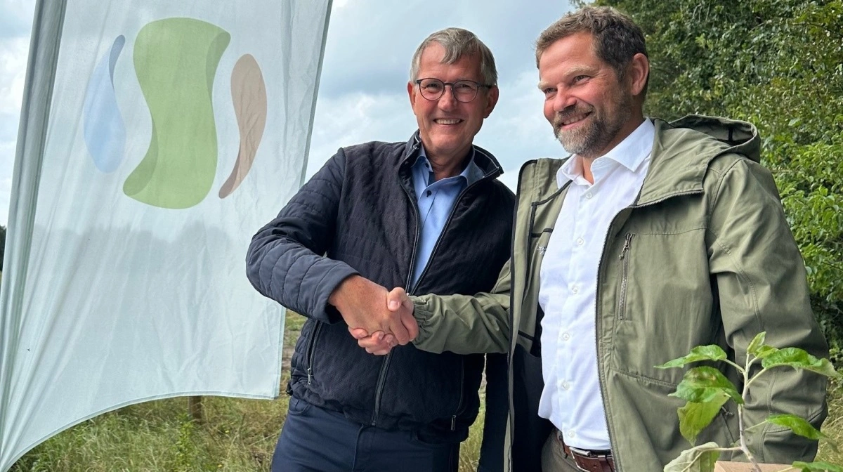 Borgmester Hans Østergaard og direktør i Klimaskovfonden Poul Erik Lauridsen har underskrevet en Klima+-partnerskabsaftale - og plantet to æbletræer i lysninger midt i den nytilplantede klimaskov ved Torsted. Pressefoto