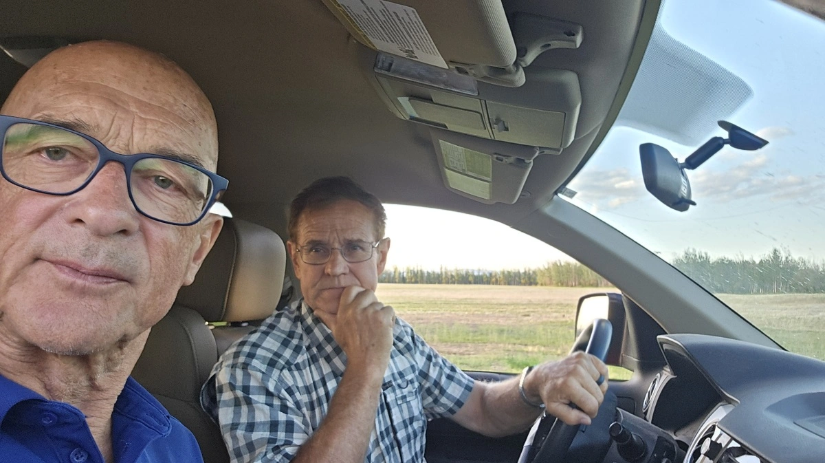 Vi har sat os ind i hans pickup for at køre en marktur på hans ejendom, som ligger midt i Alaska godt en dagskørsel fra kystbyen Anchorage nær Delta Junction.