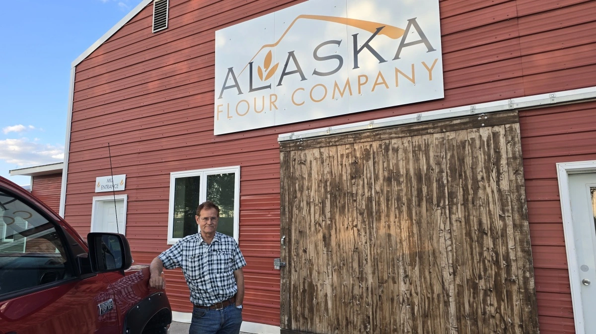 Ikke mange landmænd dyrker korn i Alaska. Derfor er der heller ingen mølle i staten. - Så vi måtte etablere vores egen mølle til at fremstille mel og forarbejde det, fortæller Bryce Wrigley foran sin "Alaska Flour Company".