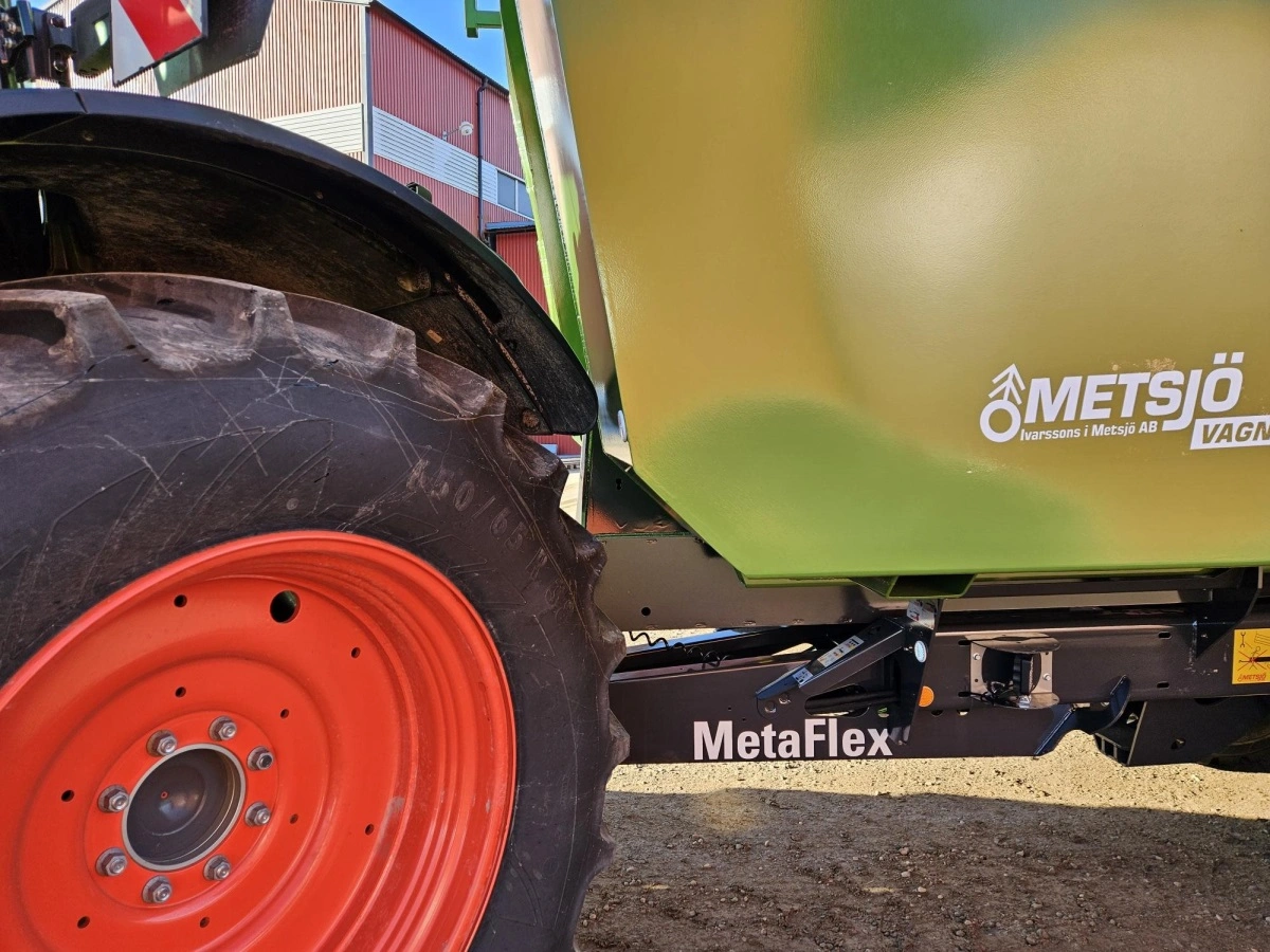 Der er lige plads til at knække traktor og vogn helt sammen, når containeren er skubbet helt frem. 