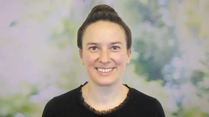 Specialkonsulent hos Innovationscenter for Økologisk Landbrug, Camilla Vestergaard Kramer giver gode råd til, hvordan de økologiske ungdyr på 6-12 måneder kommer godt gennem efteråret. Foto: Innovationscenter for Økologisk Landbrug