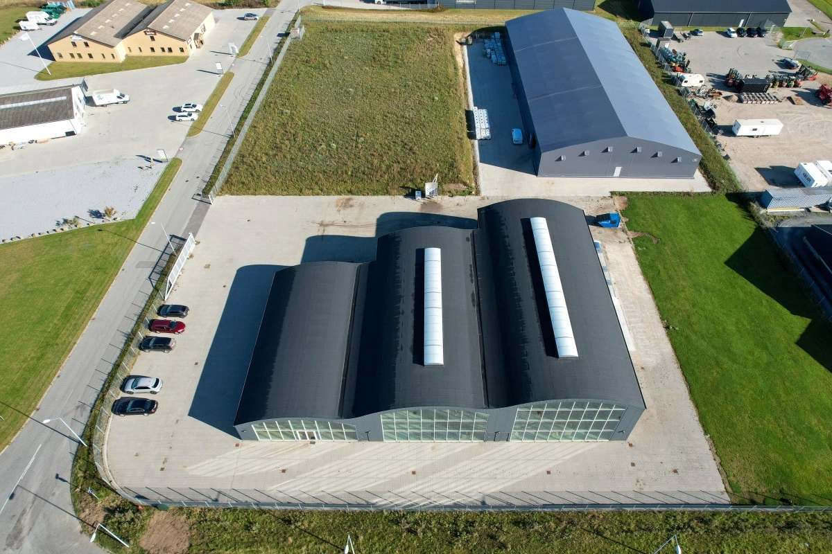Bygningen øverst til højre er den nye lagerhal på 2.000 kvadratmeter, som ligger klos op af den eksisterende bygning hos Flex Fertilizer System. Foto: Flex Fertilizer System
