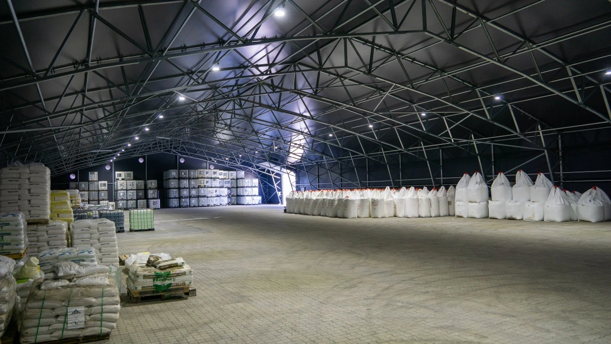 I den nye lagerhal er der masser af plads, som Flex Fertilizer System blandt andet bruger til at opbevare gødning i palletanke, inden de skal ud til kunderne.