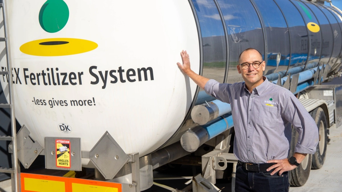 Udover en lagerhal har Flex Fertilizer System også investeret i en tankvogn, så man hurtigt kan levere gødning til kunder, der har egen tank.