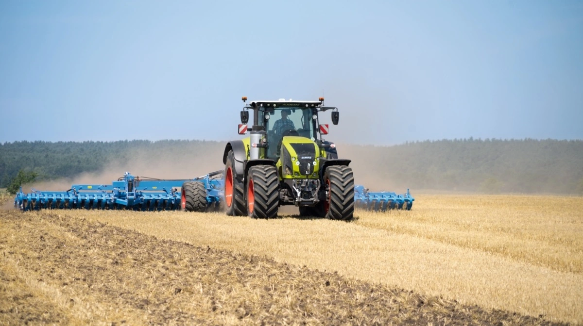 Claas markerer sig stærkt i september-statistikken og tager månedens førsteplads med 20 nyregistrerede traktorer i over 40 hk-segmentet. På billedet er det en Claas Axion i arbejdstøjet. Arkivfoto