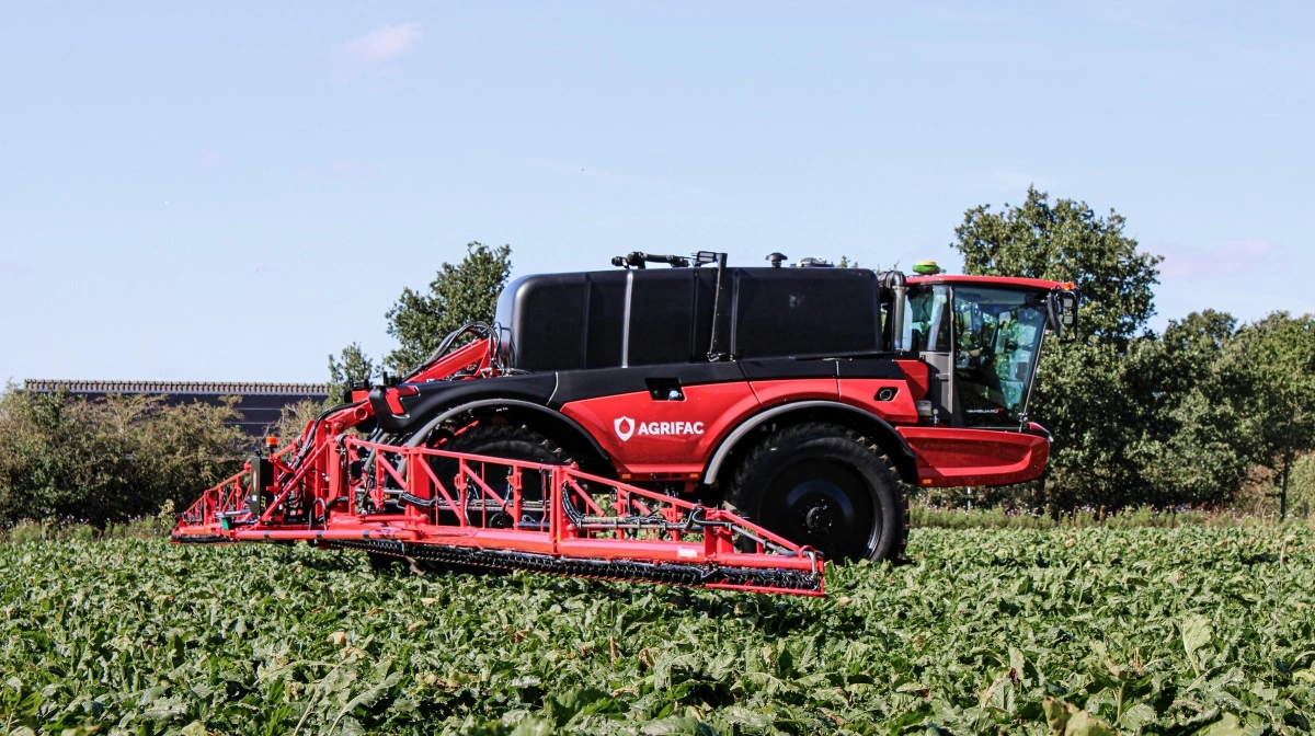 Agrifac Vanguard 67 er udstyret med 6.700 liters hovedtank, en akselafstand på 3,6 meter og 325 hestekræfter. 