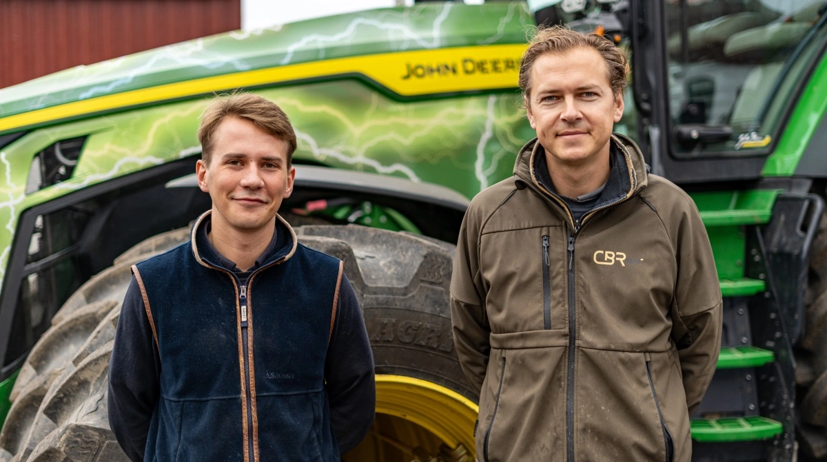 John William Reese (tv.) og driftschef Casper Rolighed (th.) foran CBR Agros John Deere 8R 410 med eAutoPowr og intelligent dæktryksstyring.