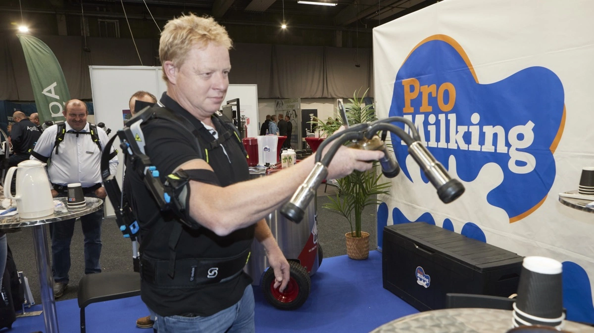 En hjælpearm, som vil kunne aflaste arme og skuldre ved malkningen, vakte stor interesse hos Promilking. Den afprøves her af Hans Jacobsen fra Suldrup.